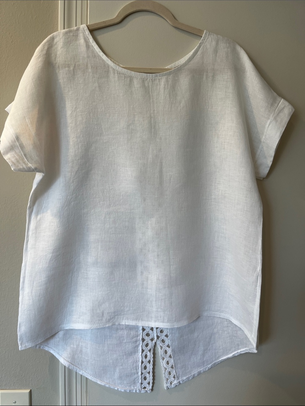 Women’s White Linen Hi-Low Short Sleeve Tunic with Lace Trim